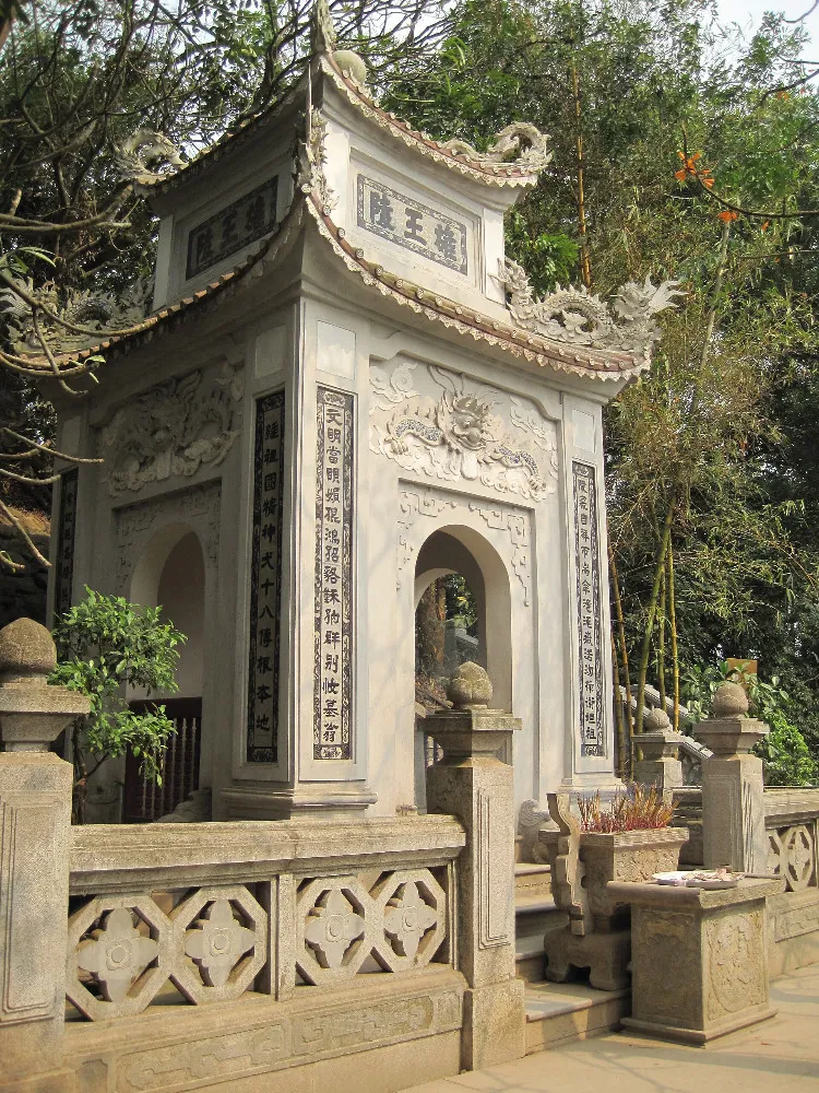 Cổng đá cổ trong khu Đền Giếng