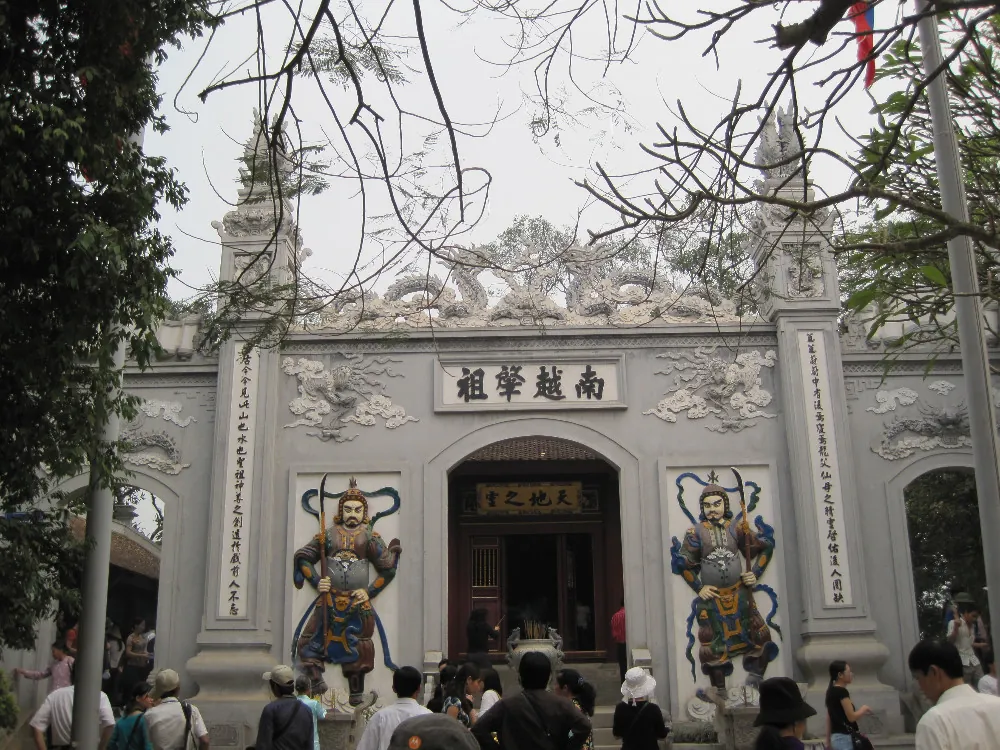 Cổng đền có hai tượng canh hai bên