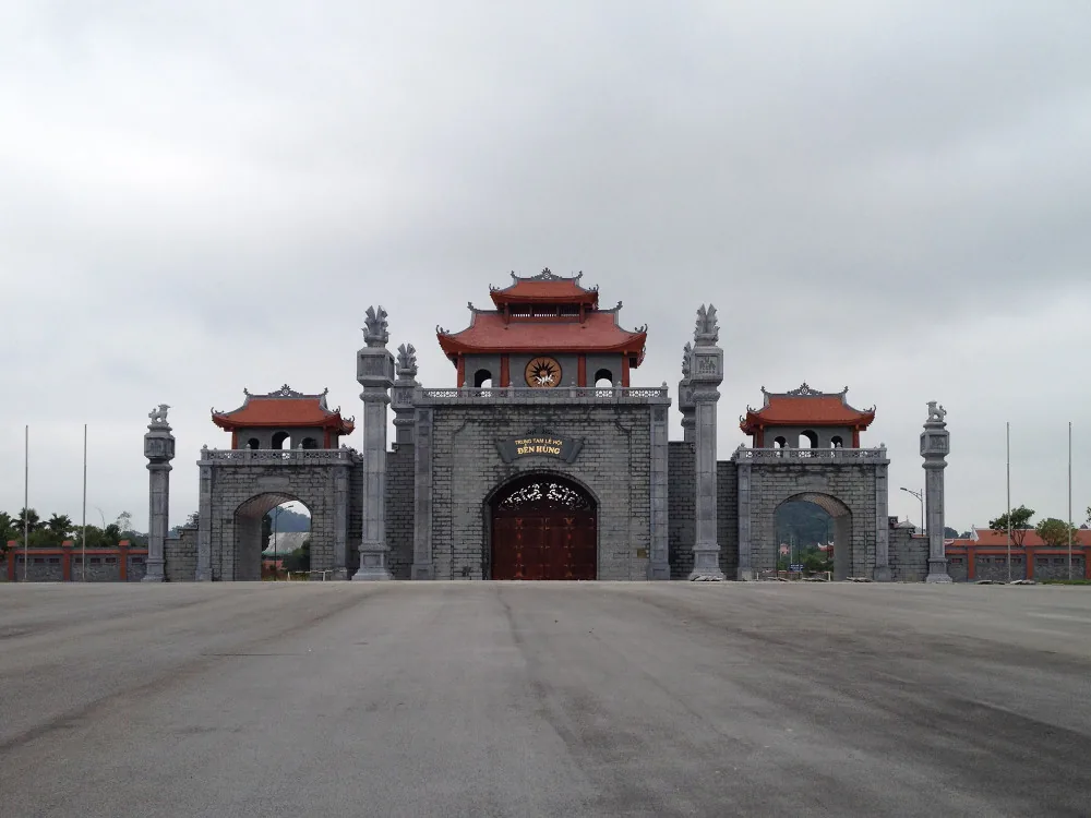 Cổng lớn màu xám với ba mái ngói đỏ