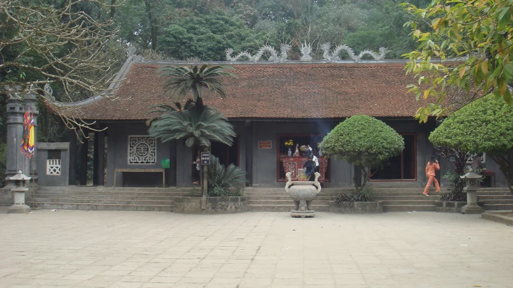 Sân và nhà đền Hạ với cây xanh