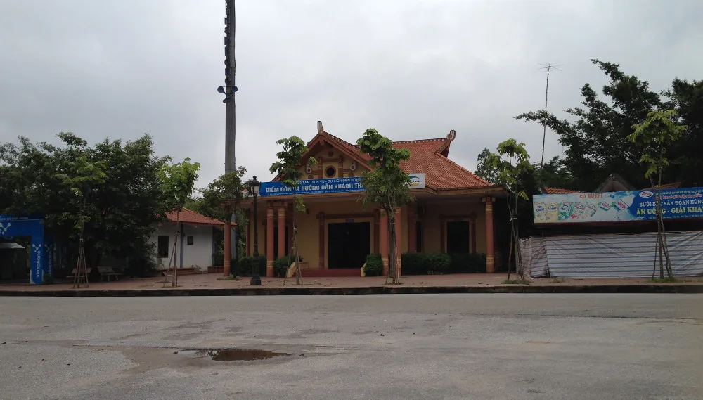 Công trình nhỏ mái ngói nhìn từ sân rộng