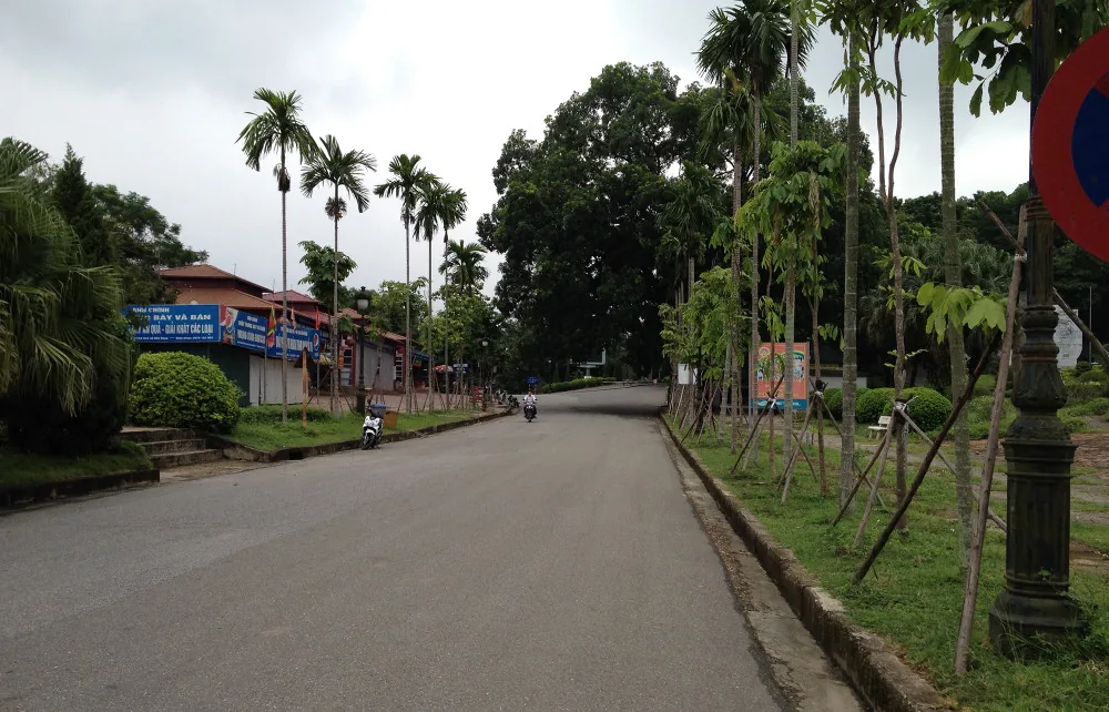 Con đường rợp bóng cây trong khu di tích