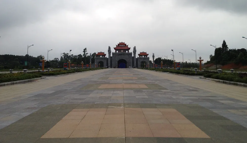Quảng trường rộng dẫn tới cổng ở phía xa